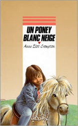 Un poney blanc neige